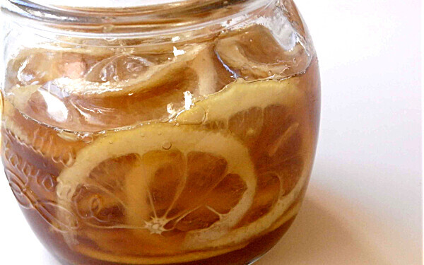 瓶詰めの蜂蜜とレモン