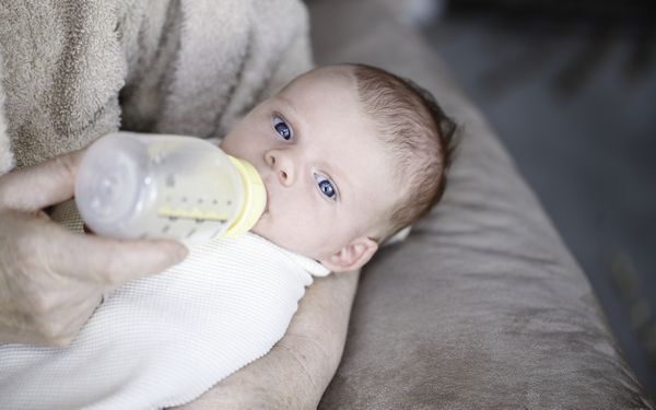 「日本解禁」の声が高まる　常温保存ができ、災害時にも便利な「乳児用液体ミルク」