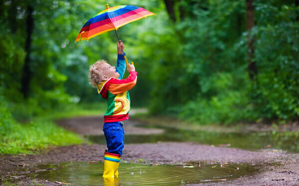 傘を差して遊ぶ男の子