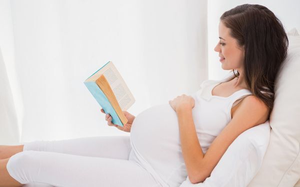 妊婦健診の待ち時間にも！　妊娠・出産をテーマにした小説3冊
