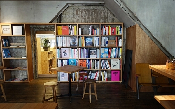 洋書を眺めながら、ゆったり過ごす #本郷三丁目 #FARO COFFEE & CATERING #おしゃれカフェ Vol.24