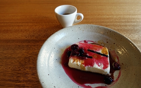 洋書を眺めながら、ゆったり過ごす #本郷三丁目 #FARO COFFEE & CATERING #おしゃれカフェ Vol.24