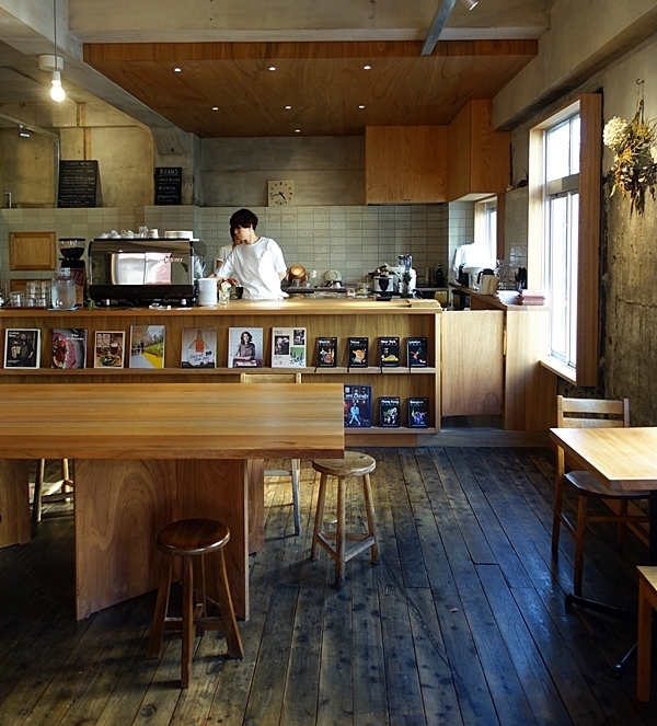 洋書を眺めながら、ゆったり過ごす #本郷三丁目 #FARO COFFEE & CATERING #おしゃれカフェ Vol.24