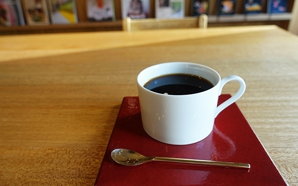 洋書を眺めながら、ゆったり過ごす #本郷三丁目 #FARO COFFEE & CATERING #おしゃれカフェ Vol.24