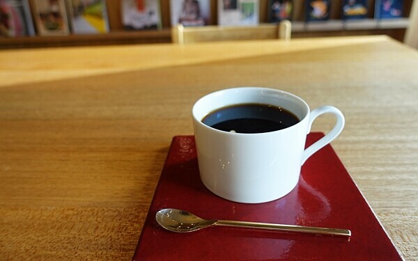 洋書を眺めながら、ゆったり過ごす #本郷三丁目 #FARO COFFEE &amp; CATERING #おしゃれカフェ Vol.24