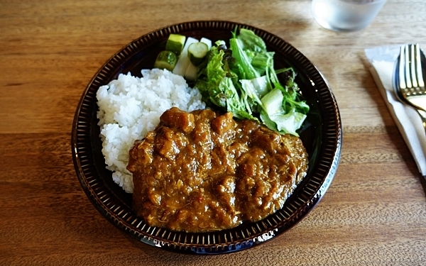 洋書を眺めながら、ゆったり過ごす #本郷三丁目 #FARO COFFEE & CATERING #おしゃれカフェ Vol.24