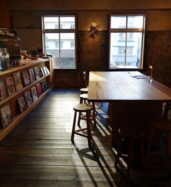 洋書を眺めながら、ゆったり過ごす #本郷三丁目 #FARO COFFEE &amp; CATERING #おしゃれカフェ Vol.24