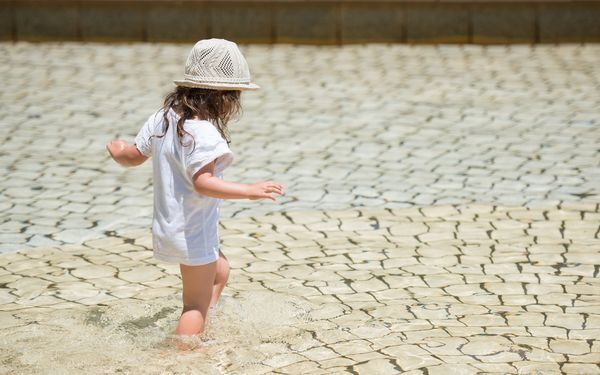 美しい水のカーテンに潮干狩り…無料で子どもと水遊びできる都内の公園4選