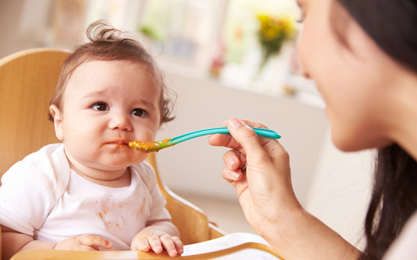 なんで食べてくれないの…？　赤ちゃんが食事をこばむときの意外な原因