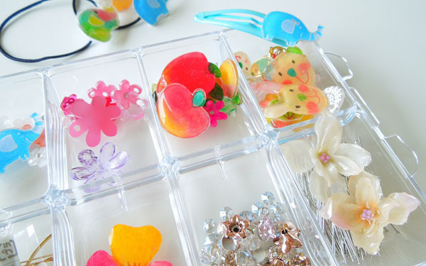 子どもとのおうち遊びにおすすめ！　かわいくて簡単「プラバンアクセサリー」のつくり方