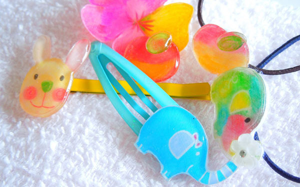 子どもとのおうち遊びにおすすめ！　かわいくて簡単「プラバンアクセサリー」のつくり方