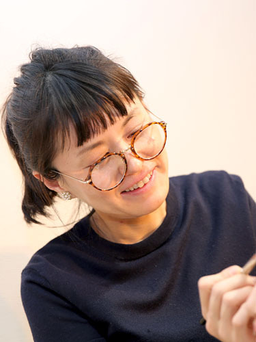 イガリシノブさん【無人島に、何持っていく？ プロが選ぶ  “必要最低限コスメ” Vol.6】