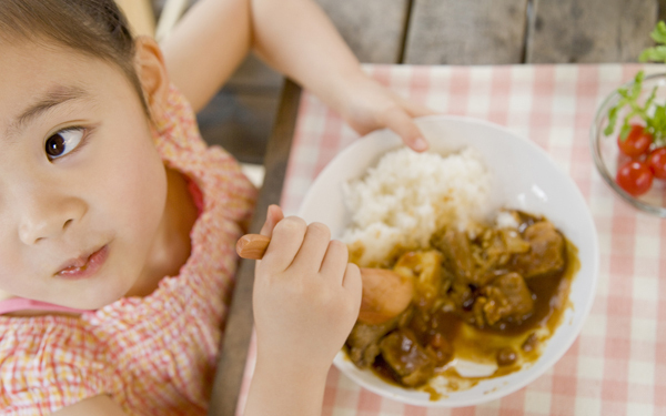 夏休みのランチにいかが？　子どもと一緒につくる、栄養たっぷり「食育カレー」