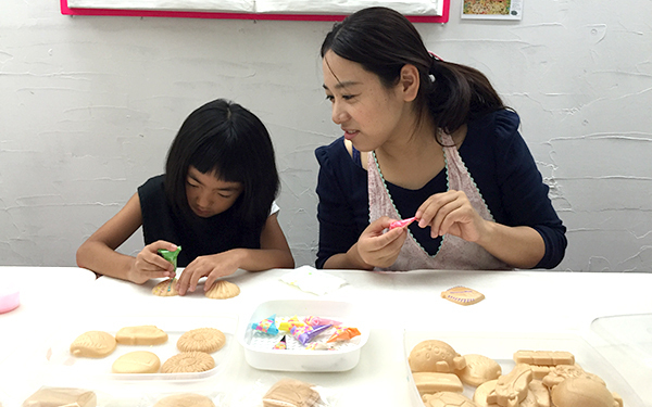 描いて、飾って、パクリ！　子どもと楽しむ「アイシングもなかパーティ」