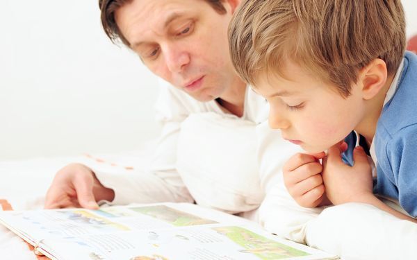 夫に育児参加をさせたいなら　まずは絵本の読み聞かせを！