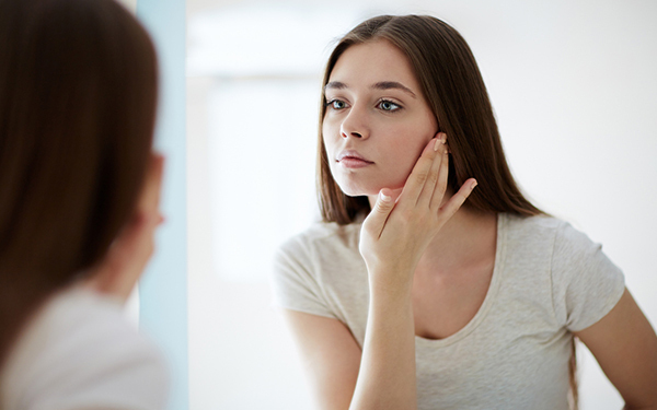 鼻より目立つ!?　老け顔に見せる「頬の毛穴開き」撃退法