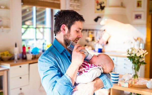 新生児期からやっておきたい！　夫を「子育て助っ人」にする方法