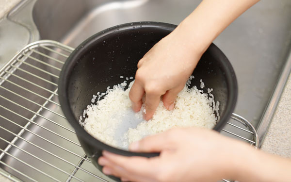 「米のとぎ汁」捨てたらソン！　部屋もお肌もキレイにする活用法