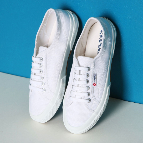 「忙しいママのおしゃれ」は白スニーカーで叶える！