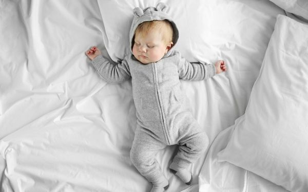 キックに回転…子どもの寝相の悪さには意外な原因があるかも!?