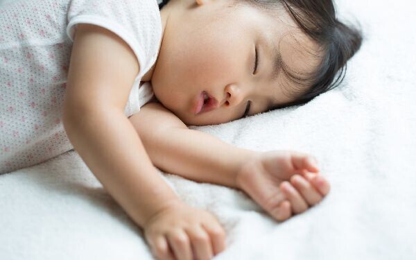 子どもの10時間睡眠は正直ムリ！　就寝時間の理想と現実【パパママの本音調査】