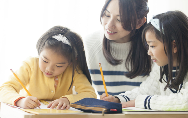 【パパママの本音調査】小１でも５人に１人が塾に行く時代！　学習塾のメリットとは？