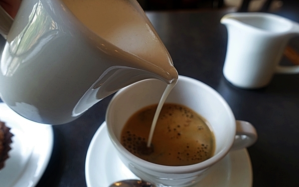 パリの雰囲気をそのままに、クラシカルな佇まいのカフェ＃日本大通り＃Café de la PRESSE(カフェ ドゥ ラ プレス) #おしゃれカフェ Vol.26