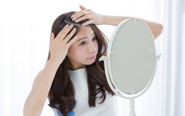 簡単３ステップ！　気になる「ちょこっと白髪」対策法