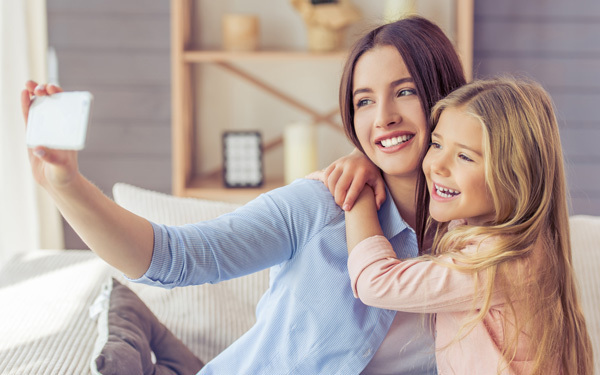 カメラ目線の子どもが撮れる！　「親子自撮り」の簡単テクニック