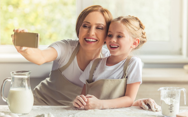 カメラ目線の子どもが撮れる！　「親子自撮り」の簡単テクニック