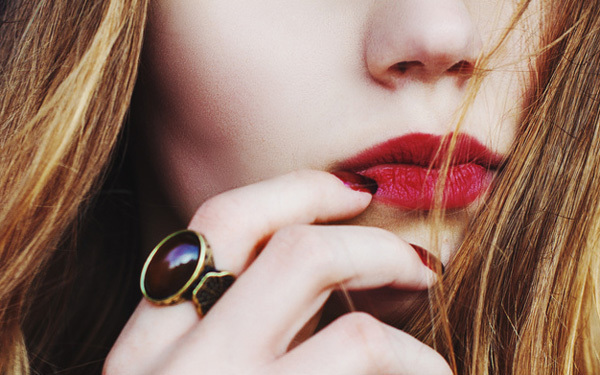 コレで浮かない！　秋のトレンド「濃い色リップ」の上手な塗り方