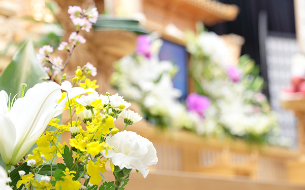 夫の葬儀でトラブル！　葬儀社の選び方と費用の目安【夫を亡くしたとき　妻が知っておきたいお金のこと 第2回】