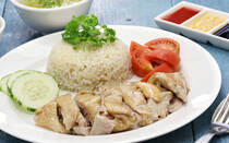 東南アジア周辺の定番料理とも言える「海南鶏飯」です。<br />最近では炊飯器一つで完成させるレシピも多く見られますが、別の鍋でとれたスープでご飯を炊く味わいの深さに勝るものはないと思います。使用する鶏肉も、もも肉ではなく胸肉を用意。固さやパサつきが気になる胸肉ですが、茹で方のコツを覚えれば大丈夫です。