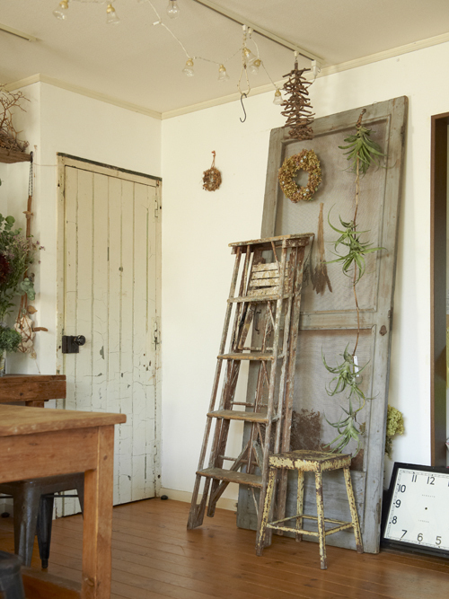 アンティークと花に囲まれた子育てライフ　花生師 岡本典子さん家のインテリア #01