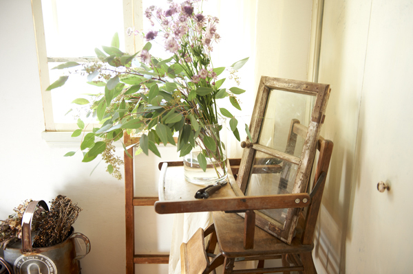 アンティークと花に囲まれた子育てライフ　花生師 岡本典子さん家のインテリア #01