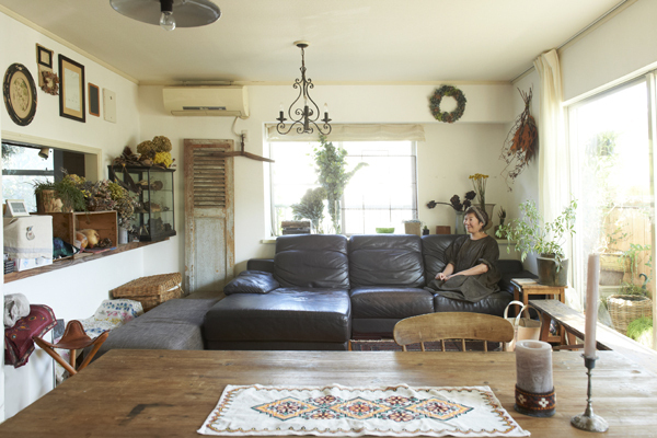 アンティークと花に囲まれた子育てライフ　花生師 岡本典子さん家のインテリア #01