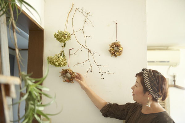 アンティークと花に囲まれた子育てライフ　花生師 岡本典子さん家のインテリア #01