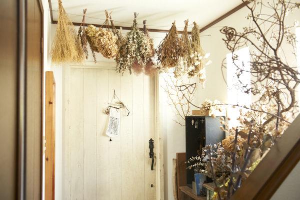 アンティークと花に囲まれた子育てライフ　花生師 岡本典子さん家のインテリア #01