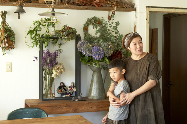 アンティークと花に囲まれた子育てライフ　花生師 岡本典子さん家のインテリア #01