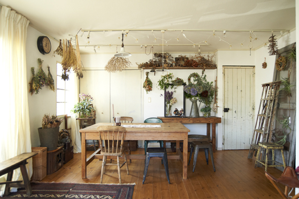 アンティークと花に囲まれた子育てライフ　花生師 岡本典子さん家のインテリア #01