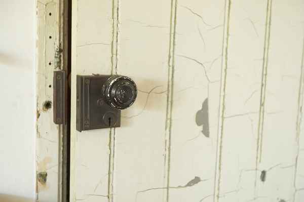 アンティークと花に囲まれた子育てライフ　花生師 岡本典子さん家のインテリア #01