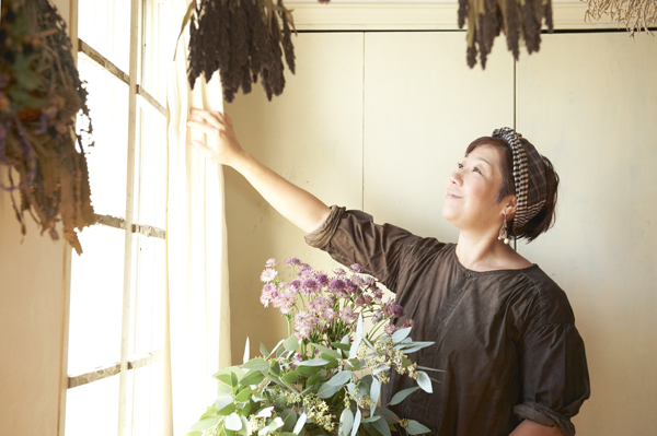 アンティークと花に囲まれた子育てライフ　花生師 岡本典子さん家のインテリア #01