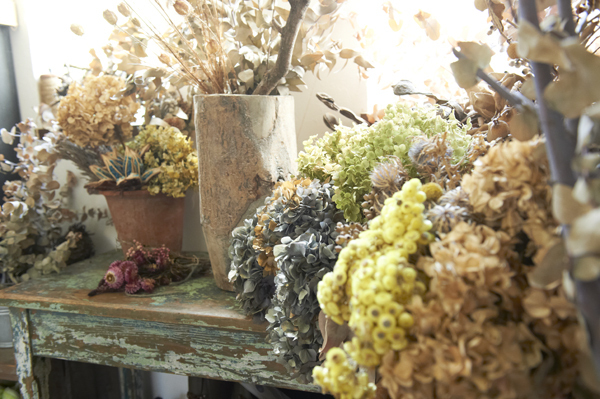 アンティークと花に囲まれた子育てライフ　花生師 岡本典子さん家のインテリア #01