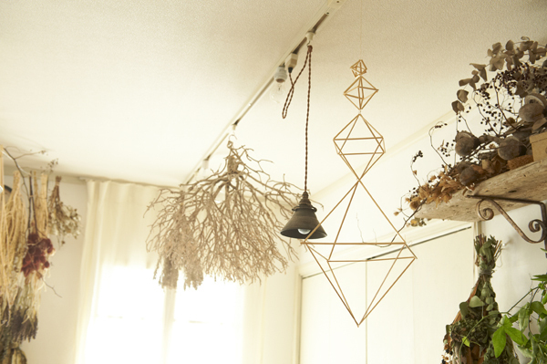 子育て中でも楽しめる「花のあしらい術」　花生師 岡本典子さん家のインテリア #03