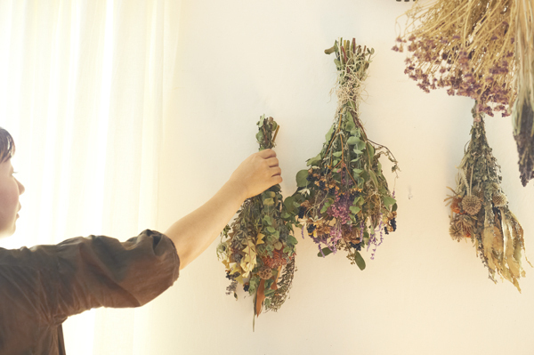子育て中でも楽しめる「花のあしらい術」　花生師 岡本典子さん家のインテリア #03