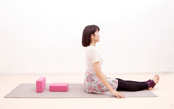 猫背はキャットツイストで解消！【時短オンナの年末かけこみ美容 Vol.3】