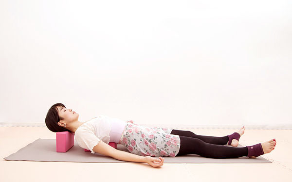 猫背はキャットツイストで解消！【時短オンナの年末かけこみ美容 Vol.3】