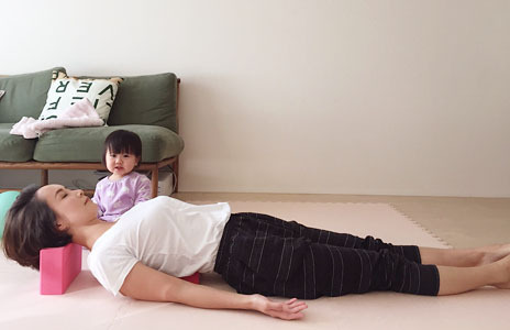 猫背はキャットツイストで解消！【時短オンナの年末かけこみ美容 Vol.3】