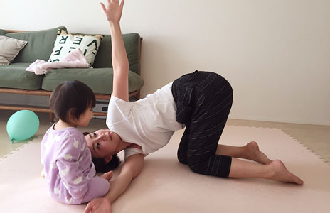 猫背はキャットツイストで解消！【時短オンナの年末かけこみ美容 Vol.3】