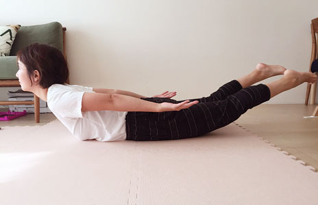 猫背はキャットツイストで解消！【時短オンナの年末かけこみ美容 Vol.3】